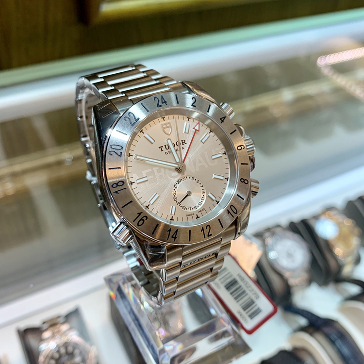 Tudor 帝舵 AERONAUT系列，20200.95000.SI。41毫米表径，精钢表壳，银色面盘，6点位置指针式日期显示功能，自动上弦机械机芯。专柜定价：29900元。 单表附保卡。