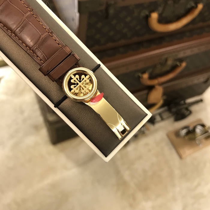 PATEK PHILIPPE 百达翡丽 复杂功能时计系列，5130J-001。39.5毫米表径，18K黄金表壳，雕花面盘，银白色太阳纹装饰盘心，金质立体时标，世界时功能，自产Caliber 240 HU自动上弦机械机芯，动力储备48小时。专柜定价：317700元。 单表附保卡说明书。