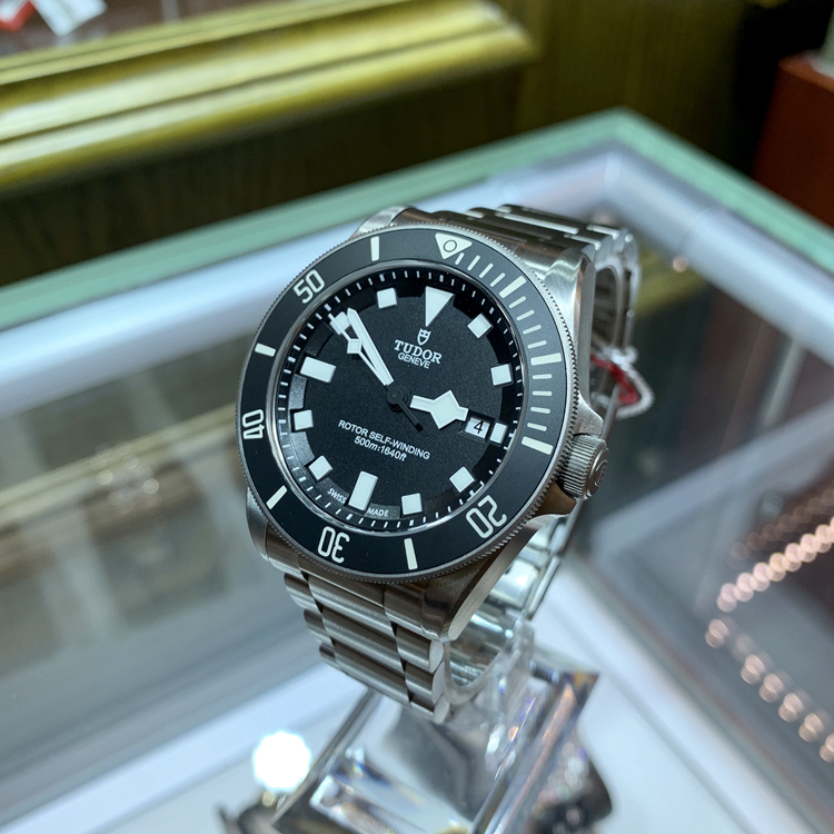 Tudor 帝舵 PELAGOS系列，25500TN。42毫米表径，钛金属/精钢表壳，单向旋转外圈，配黑色陶质字圈，潜水标志特色的“雪花”指针，黑色面盘，3点位置为日期显示，Cal.2824自动上弦机械机芯，动力储备38小时。专柜定价：39800元 单表附保卡。