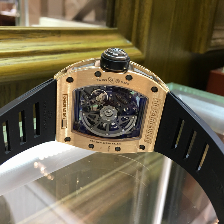 RICHARD MILLE 理查德米勒 男士系列，RM 030。50x42.7毫米表径，18K玫瑰金后加钻表壳，酒桶型镂空面盘，七点位置为日期显示，自动上弦机械机芯。 单表无附件。