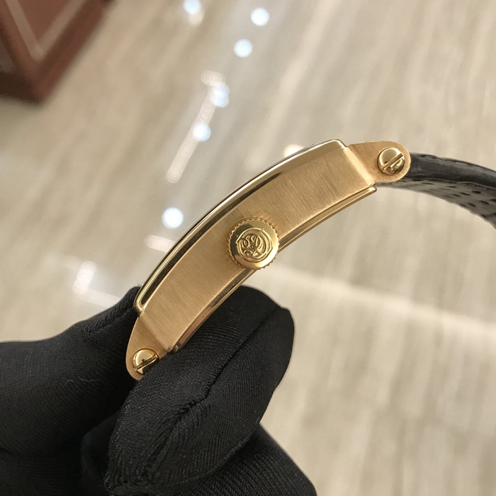 RogerDubuis 罗杰杜彼，G40 5739 5。40x40毫米表径，18K玫瑰金表壳，白色面盘，罗马数字时标，月相万年历，自动上弦机械机芯。限量28只，公价约400000元。 单表无附件。