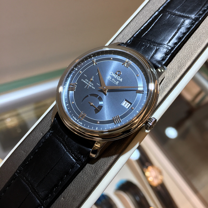 Omega 欧米茄 碟飞系列，424.13.40.21.03.002。39.5毫米表径，精钢表壳，镀铹面盘，3点位置日期显示，6点位置动力储备显示，自动上弦机械机芯，动力储备48小时。未使用品全套附件齐全。 专柜定价：35500元。