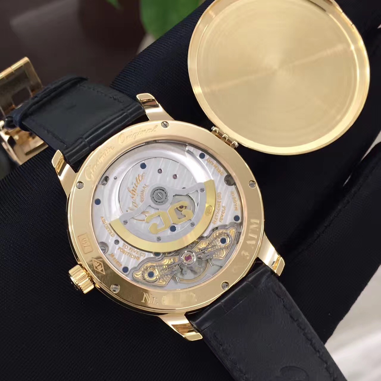 Glashutte 格拉苏蒂原创 PANO CLASSIC系列，90-03-31-31-04。18k黄金，42毫米表径，偏心针盘，小秒针，大日历及动力储备显示，将官底，背透双G 摆陀，独有双鹅颈德系自动上弦机械机芯。专柜定价：214000元。