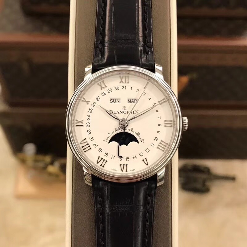 Blancpain 宝珀 Villeret 经典系列，6654-1127-55B，精钢表壳，40毫米表径，白色面盘，罗马数字时标，6点位置月相显示，12点位置为星期、月份显示。Cal.6654 自动上弦机芯，动力储备72小时。专柜售价：115500元。 单表附保卡。