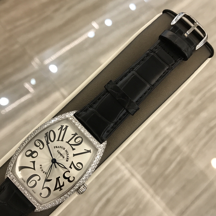 FRANCK MULLER 法兰克穆勒 CINTR?E CURVEX系列，6850。34x47毫米表径，18K白金原钻钻圈钻耳，白色面盘黑字，自动上弦机械机芯。 未使用品全套附件齐全。