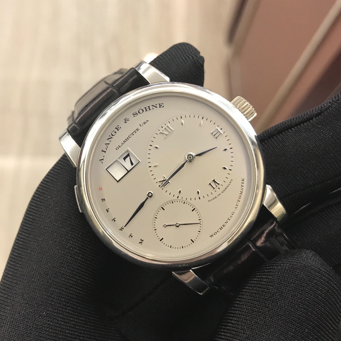 A. Lange & Sohne 朗格 LANGE 1 系列，320.025。39.5毫米表径。PT950铂金表壳，银灰色表盘，经典偏心表盘小三针。9点位置指针式星期显示，视窗式大日期显示，自动上弦机械机芯，动力储备50小时。 单表无附件。