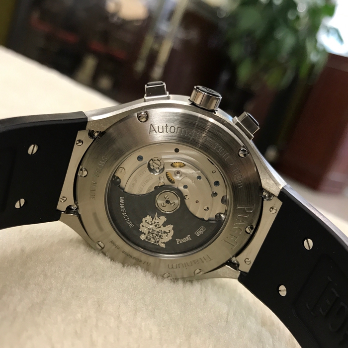 PIAGET 伯爵 POLO系列，G0A34001。45毫米表径，钛金属表壳，大日历显示，双时区功能、计时功能自动上弦机械机芯，动力储备50小时。 专柜定价：80568元。 单表无附件。