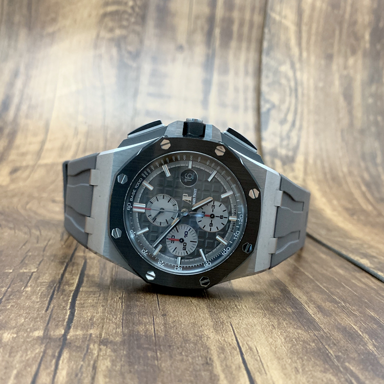 Audermars Piguet 爱彼 皇家橡树离岸型系列，26400IO.OO.A004CA.01。44毫米表径，钛金属，黑色陶瓷表圈，深灰色表盘镌刻“Méga Tapisserie”超大格纹装饰，搭配铑色外区和副表盘，白金材质荧光立体时标和皇家橡树指针，3点位置日期显示，计时功能，Cal.3126/3840自动上弦机械机芯，动力储备60小时，专柜定价：226000元。 单表无附件。