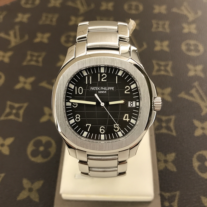 PATEK PHILIPPE 百达翡丽 Aquanaut系列，5167/1A-001。40毫米表径，精钢表壳，黑色面盘，覆荧光涂层金质立体阿拉伯字块，3点位置日期显示，自产Cal.324 S C自动上弦机械机芯，动力储备45小时。专柜定价：164900元。 全套附件齐全。