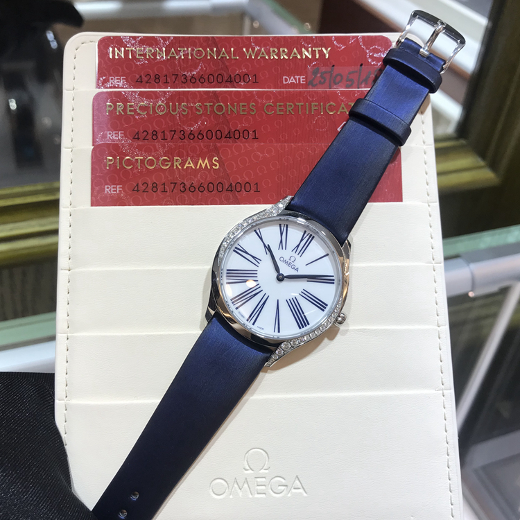 Omega 欧米茄 碟飞系列，428.17.36.60.04.001。36毫米表径，精钢原钻表壳，白色面盘，罗马数字时标，表冠上的花朵图案由5个欧米茄品牌标识交叠构成，以红色液态陶瓷打造，花蕊则镶有一颗璀璨的钻石，精致又独特，精准石英机芯。专柜定价：33100元。 未使用品全套附件齐全。