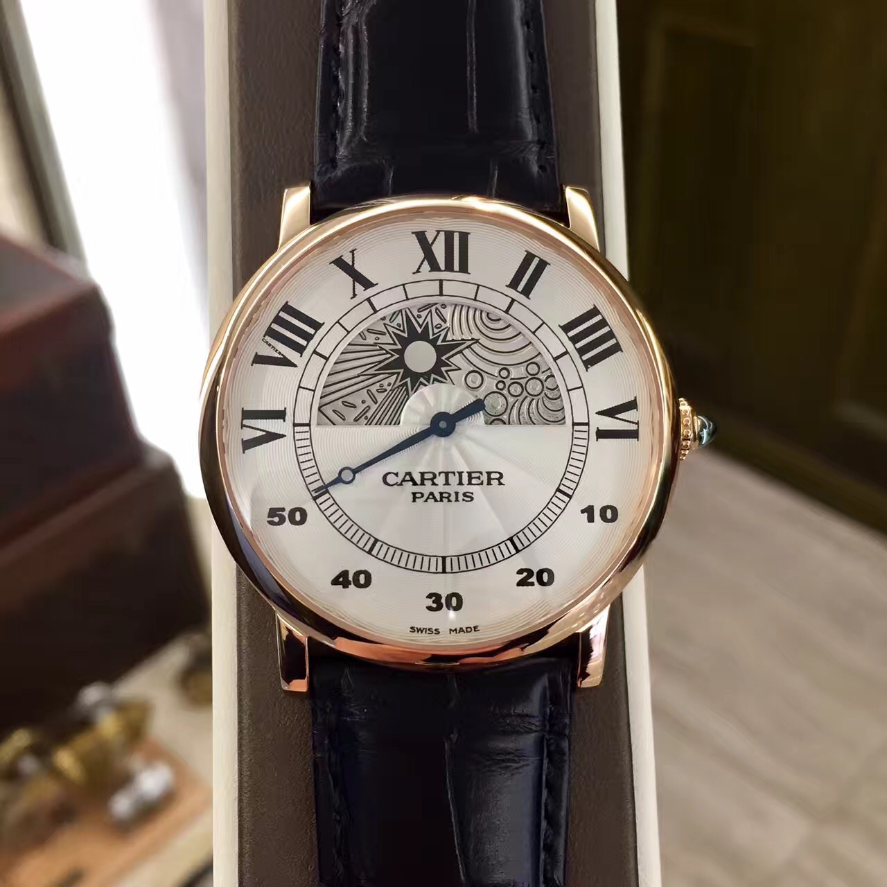 卡地亚CPCP“巴黎私人珍藏系列”（Collection Privée Cartier Paris），42毫米表径，18K玫瑰金，巴黎工作室，背透手动机械双C雕花机芯，特殊指针面盘展示昼夜的时空穿梭。时针以太阳与月亮的指向为准，分针沿下半部分半圆飞返式走向。 全套附件齐全。