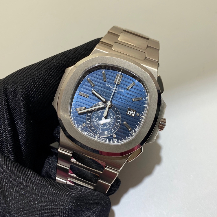 PATEK PHILIPPE 百达翡丽 NAUTILUS 运动系列，5976/1G。44毫米表径，18K白金表壳，蓝色PVD处理的18K金面盘，横向凸纹图案装饰及