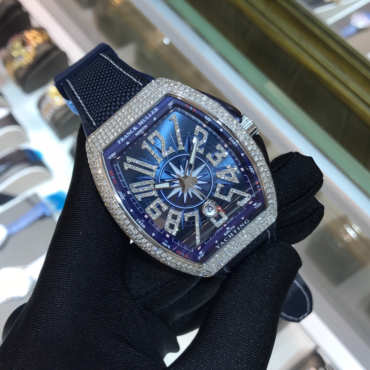 FRANCK MULLER 法兰克穆勒 YACHTING系列，V45 后加钻。44X53.7毫米表径。精钢镶钻表壳，深蓝色酒桶型表盘，六点位置日期显示，蓝宝石水晶玻璃表镜，自动上弦机械机芯。 未使用品全套附件齐全。
