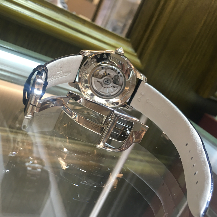 Jaeger-LeCoultre 积家，37毫米表径，18K白金原钻表圈表耳，珍珠贝母面盘，自动上弦机械机芯。 单表无附件。