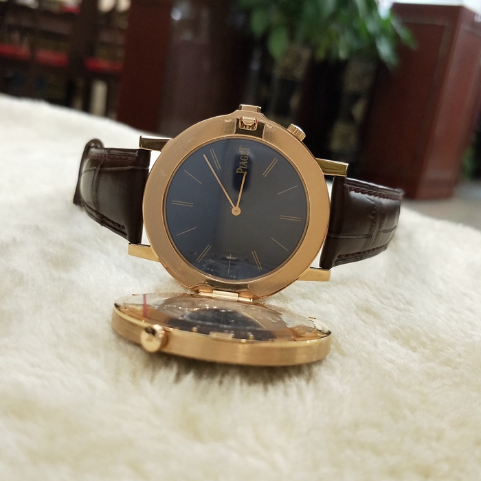 PIAGET 伯爵 ALTIPLANO系列，G0A35153。43毫米表径，18K玫瑰金后加钻表壳，一表双机芯，翻盖两地时区功能，伯爵自产Cal.838P手动上弦机械机芯。 专柜定价：315000元。