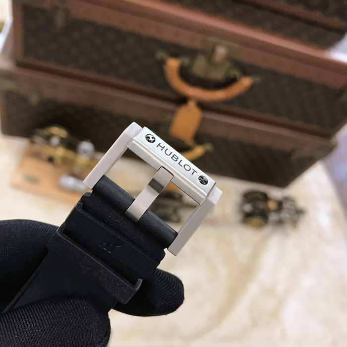 Hublot 宇舶 王者至尊系列，732.NX.1127.RX。48毫米表径，钛金属表壳，黑色面盘，5点位置日期显示，9点位置小秒针，计时功能自动上弦机械机械。专柜定价：153900元。 未使用品单表无附件。