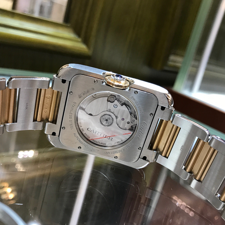 Cartier 卡地亚 Tank 坦克系列，W5310006。47x36.2毫米表径，精钢/18K玫瑰金表壳，镀银表盘，三点位置视窗式日期显示，自动上弦机械机芯。专柜定价：83500元。 单表无附件。