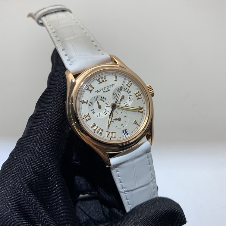 PATEK PHILIPPE百达翡丽，复杂功能计时系列 5035R。37毫米表径，18K玫瑰金表壳，白色面盘，罗马数字时标，视窗式日期显示，指针式星期、月份显示，自动上弦机械机芯。 单表无附件。