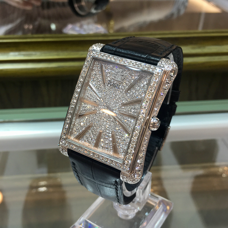 PIAGET 伯爵 BLACK -TIE系列，G0A33075，水蛇腰。18K白金表壳，表盘镶嵌393颗圆形美钻（约重1.3克拉），36 x 46毫米表径。备有时标与18K白金伯爵品牌印记。表扣镶衬43颗圆形美钻（约重0.4克拉）。搭载伯爵制534P自动上链机械机芯。专柜定价：610000元。 密镶美钻的表壳与表盘，让这款Piaget Emperador腕表成为表中瑰宝。位于12时的伯爵品牌印记，说明它是根据1957年的畅销款式重新演绎而成。白金镶贴时标刻度与整体设计相得益彰，流露出罕见的优雅气质。搭载伯爵制自动上链机械机芯，精准操控时、分显示。