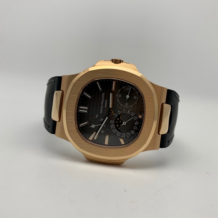 PATEK PHILIPPE 百达翡丽 NAUTILUS 运动系列，5712R-001。40毫米表径，18K玫瑰金表壳，深灰色面盘，10个18K玫瑰金棒式时标，18K玫瑰金棒式时针分针，白色涂漆18K黄金秒针、日期指示针和动力储备指示针，月相显示，Cal.240 PS IRM C LU自动上弦机械机芯，动力储备48小时。专柜定价：318800元。 单表无附件。