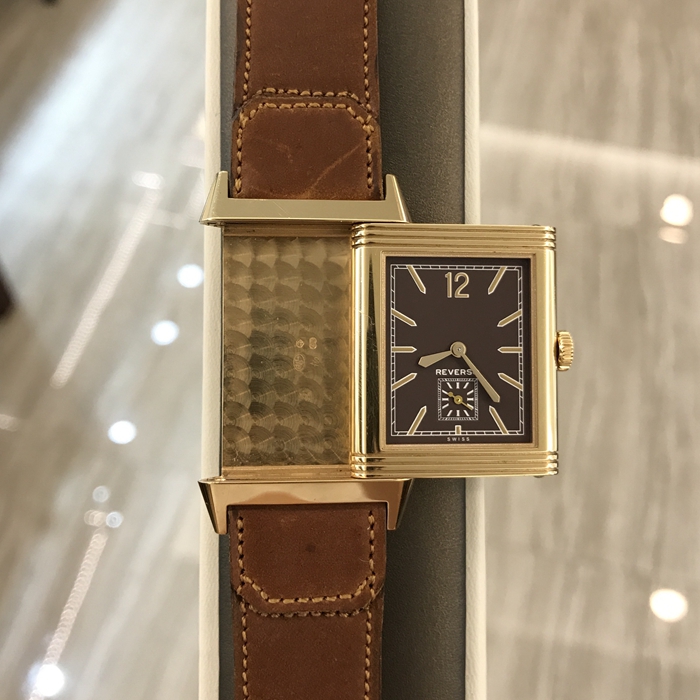 Jaeger-LeCoultre 积家 Reservo 翻转腕表系列，Q2782560。46.8X27.4mm，18K玫瑰金表壳。巧克力色表盘，镀金时标，蓝宝石水晶玻璃表镜，手动上弦机械机芯，动力储备45小时。专柜定价：128000元。 单表无附件。