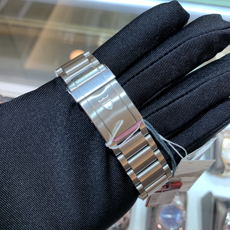 Tudor 帝舵 AERONAUT系列，20200.95000.SI。41毫米表径，精钢表壳，银色面盘，6点位置指针式日期显示功能，自动上弦机械机芯。专柜定价：29900元。 单表附保卡。