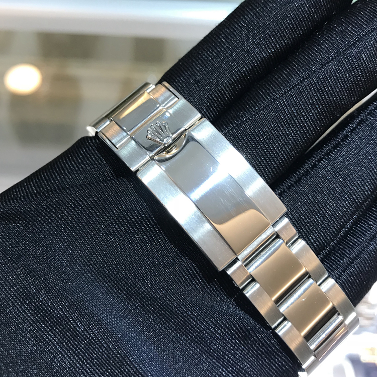 Rolex 劳力士 格林尼治型II系列，116759 SAru-78209。40毫米表径，18K白金原钻表壳，黑色表盘，中央时、分及秒针，24小时显示，3点位置为瞬跳日历，蚝式三排链节表带，自动上弦机械机芯。专柜定价：615200港币。 单表无附件。