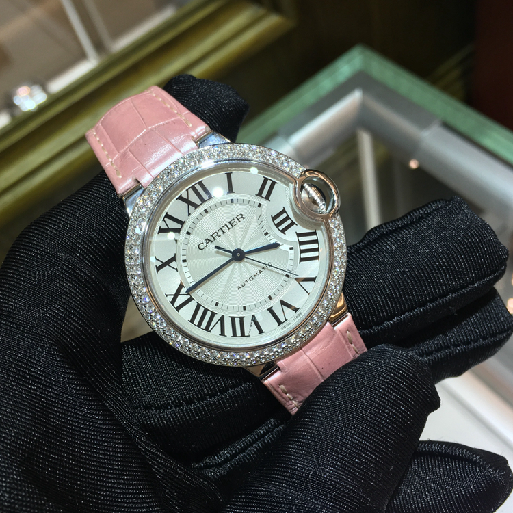 Cartier 卡地亚 Ballon Bleu 蓝气球系列，WE900651。36.6毫米表径，18K白金原钻表壳，镀银扭索雕纹面盘，罗马数字时标，Cal.076自动上弦机械机芯。专柜定价：276000元。 单表无附件。