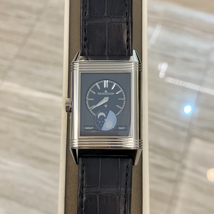 Jaeger-LeCoultre 积家 Reservo 翻转腕表系列，3958420。49.4 X 29.9 毫米表径，精钢方形表壳，银白/蓝色面盘，正面：太妃形指针，镀银粒纹面盘, 镶贴时标。背面：蓝色， 巴黎钉头饰纹扭索饰纹面盘, 镶贴时标，月相显示、双时区、日期显示功能，853A手动上弦机械机芯，动力储备42小时，专柜定价：98500元。 全套附件齐全。