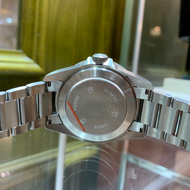 Tudor 帝舵 PELAGOS系列，25500TN。42毫米表径，钛金属/精钢表壳，单向旋转外圈，配黑色陶质字圈，潜水标志特色的“雪花”指针，黑色面盘，3点位置为日期显示，Cal.2824自动上弦机械机芯，动力储备38小时。专柜定价：39800元 单表附保卡。