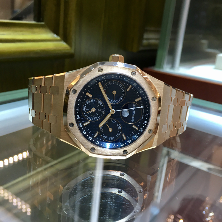 Audermars Piguet 爱彼 皇家橡树系列，26574OR.OO.1220OR.02。41毫米表径，18K玫瑰金表壳，蓝色面盘，镌刻“ Grande Tapisserie大格纹装饰图案， 荧光玫瑰金嵌入式时标和荧光皇家橡树指针，蓝色内表圈。搭配万年历、星期、日期、天文精确月相、月份、闰年、小时及分钟显示功能，自产5134自动上弦机械机芯，动力储备40小时，专柜定价：716000元。 单表无附件。
