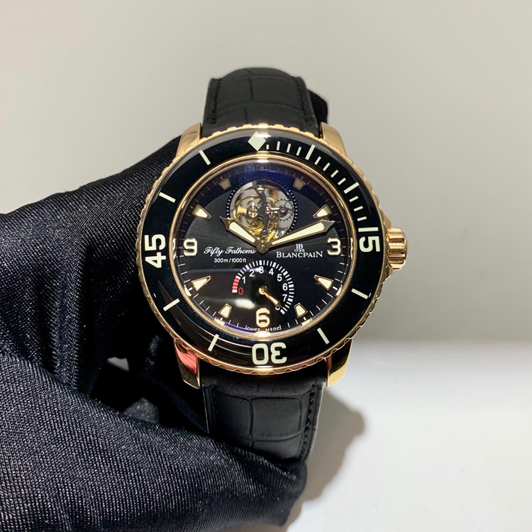 Blancpain 宝珀 五十噚系列，5025-3630-52A。45毫米大表径，18K玫瑰金表壳，黑色面盘，12点位置陀飞轮装置，6点位置动力储备显示，25A自动上弦机械机芯，动力储备192小时，专柜定价：1029500元。 单表附盒子。