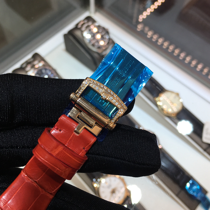 Roger Dubuis 罗杰杜彼 Excalibur 王者系列，RDDBEX0357。36毫米表径，18K玫瑰金原钻表壳，铺镶钻石表盘，罗马数字时标，自产RD821自动上弦机械机芯，镌刻日内瓦印记，动力储备48小时。专柜定价：568000元。 单表无附件。