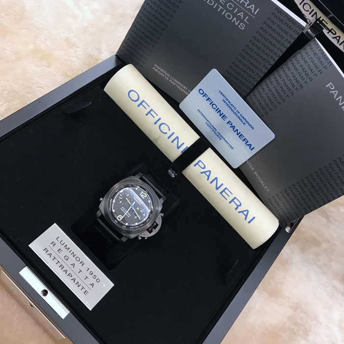 Panerai 沛纳海  限量珍藏款系列，PAM 00332。44毫米表径，精钢表壳，9点位置小秒针，计时功能自动上弦机械机芯，动力储备42小时。专柜定价：121200港币。 全套附件齐全。