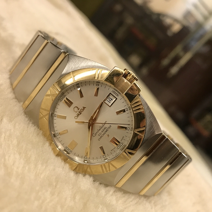 Omega 欧米茄 星座系列，39毫米表径，18K黄金/精钢，三点位置视窗式日期显示，自动上弦机械机芯。 单表无附件。