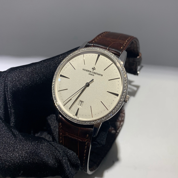 Vacheron Constantin 江诗丹顿 传承系列，85180/000G-9230。40毫米表径，18K白金后加钻表壳，白色面盘，6点位置日期显示，2450 Q6自动上弦机械机芯，动力储备40小时。 单表无附件。