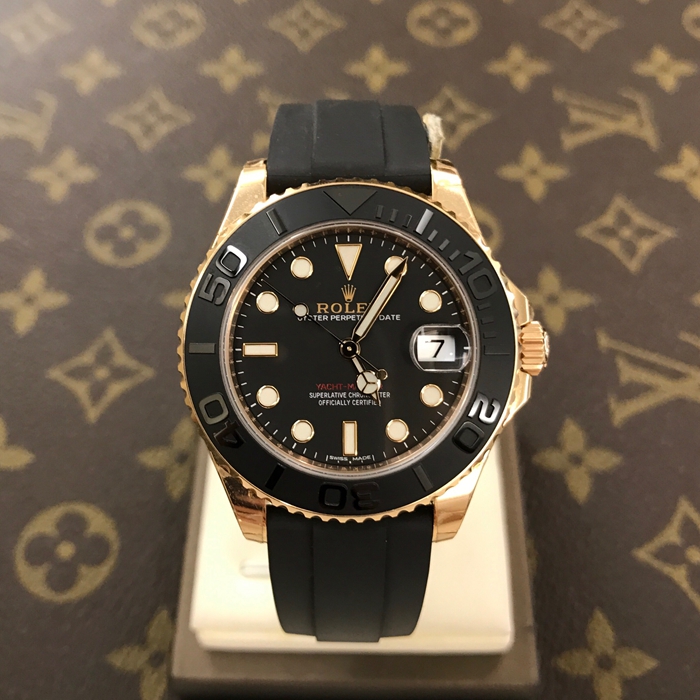 Rolex 劳力士 游艇名仕型系列，268655。37毫米表径，18K玫瑰金表壳，双向旋转60分钟刻度外圈，搭配亚光黑色陶质字圈，磨光立体数字及刻度，双重防反光小窗凸透镜放大日历显示功能，自动上弦机械机芯，动力储备55小时。 单表无附件。