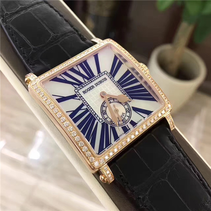 RogerDubuis 罗杰杜彼。37毫米表径，18K玫瑰金原镶钻圈钻耳，珍珠贝母表盘，?罗马数字时标，6点位置小秒针，自动上弦机械机芯。 单表无附件。