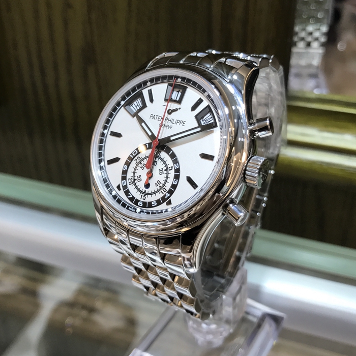 PATEK PHILIPPE 百达翡丽 复杂功能时计系列，5960/1A-001。40.5毫米表径，精钢表壳，银白色表盘，黑色金质立体时标，6点位置设有60分钟和12小时计时器，视窗式星期、日期和月份显示。蓝宝石水晶透盖，CH 28-520 IRM QA 24H自动上弦机械机芯，动力储备55小时。专柜定价：384300元。 全套附件齐全。