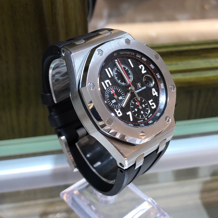 Audermars Piguet 爱彼 皇家橡树离岸型系列，26470ST.OO.A101CR.01。42毫米表径，精钢表壳搭配经反炫光处理的蓝宝石水晶玻璃镜面和底盖及黑色陶瓷旋入式表冠和按钮。黑色表盘镌刻“Méga Tapisserie”超大格纹装饰，搭配黑色计时器、白色荧光阿拉伯数字、白金荧光皇家橡树指针及黑色内表圈。自动上弦机械机芯，动力储备50小时。专柜定价：195000元。 全套附件齐全。