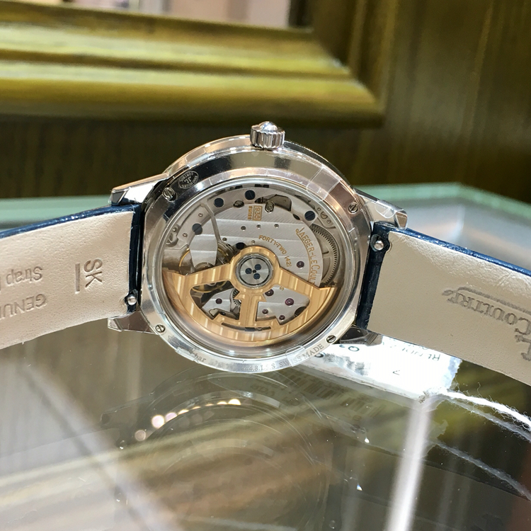 Jaeger-LeCoultre 积家 约会系列，3578420。34毫米表径，精钢原钻表壳，共镶嵌60颗钻石，白色面盘，黑色移印数字，花形指针，6点位置月相显示，935A自动上弦机械机芯，动力储备40小时，专柜定价：114000元。 未使用品全套附件齐全。