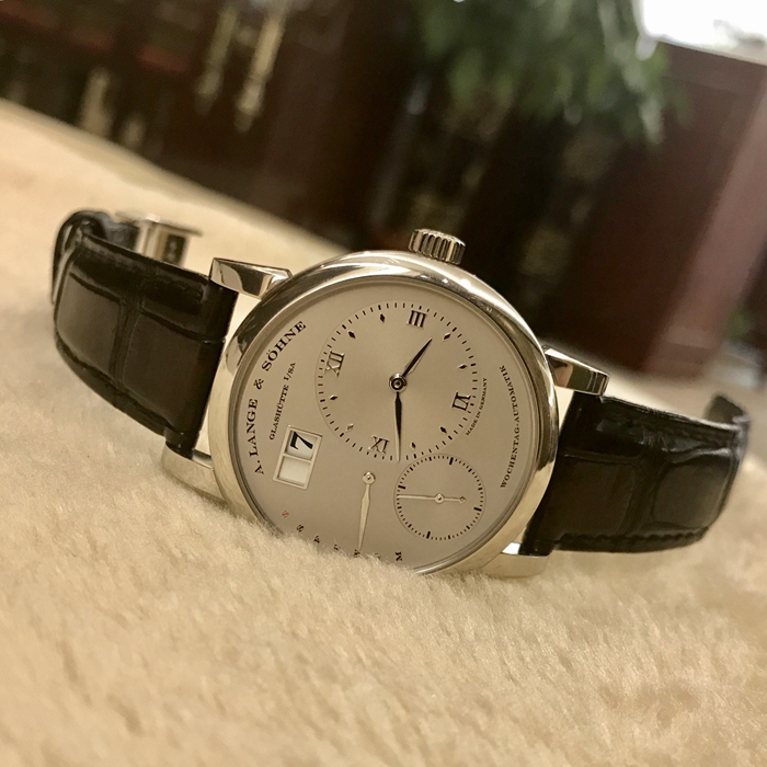 A. Lange & Sohne 朗格 LANGE 1 系列，320.025。39.5毫米表径。PT950铂金表壳，银灰色表盘，经典偏心表盘小三针。9点位置指针式星期显示，视窗式大日期显示，自动上弦机械机芯，动力储备50小时。 单表无附件。