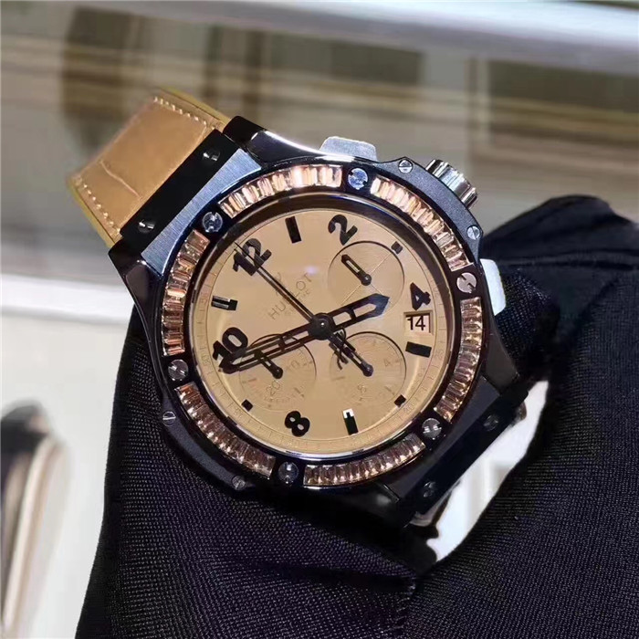 Hublot 宇舶 大爆炸系列，341.CA.5390.LR.1918，陶瓷外圈镶钻橙黄色盘面，橡胶表带，41毫米表径自动机械，