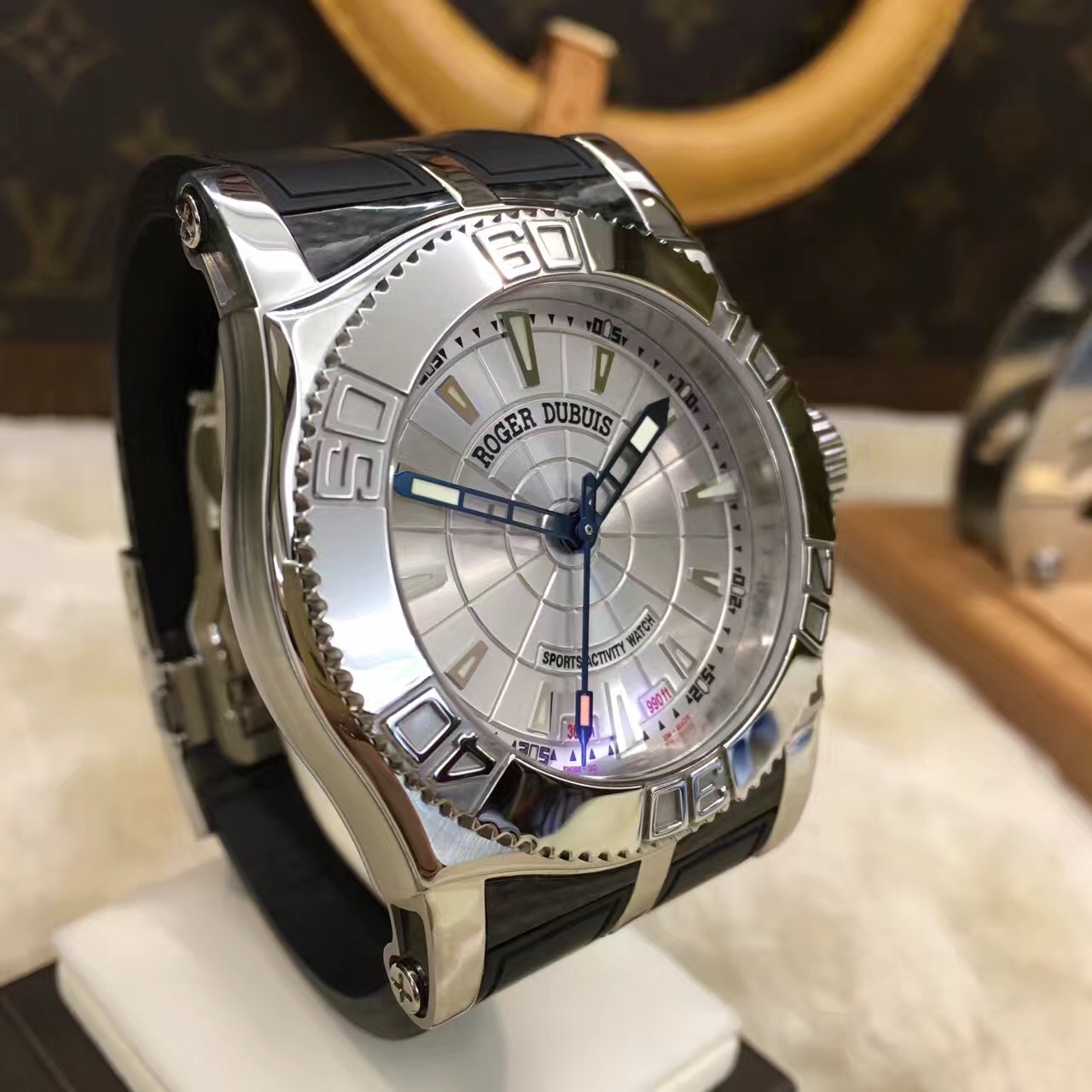 RogerDubuis 罗杰杜彼，?SE 46 57。46毫米表径，精钢表壳?18K白金圈，银色面盘，背透自动上弦机械机芯。 全套附件齐全。