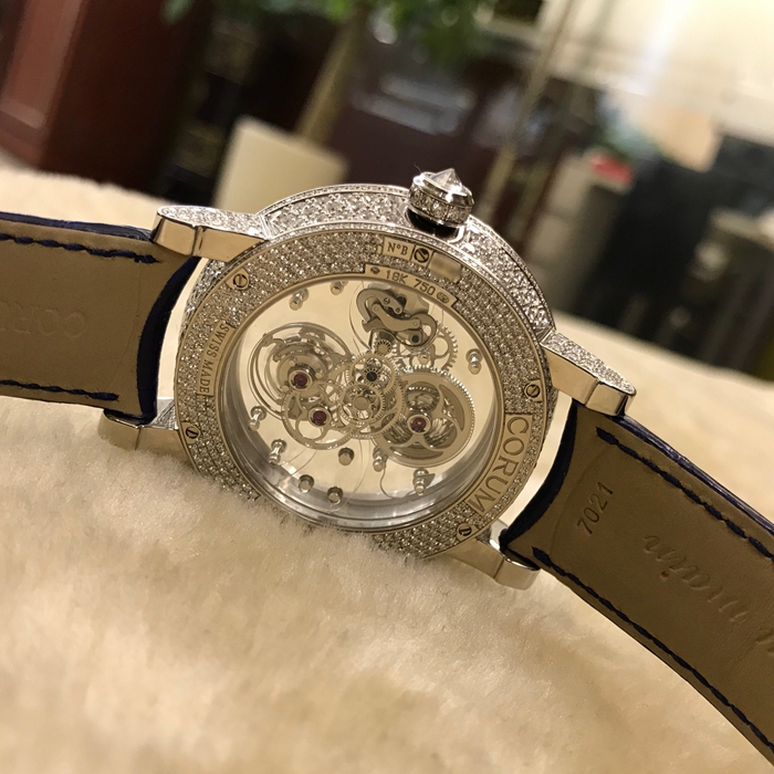 CORUM 昆仑 HERITAGE系列 372.313.69/0F83 0000。46毫米表径，18K白金镶钻表壳，镂空圆形表盘，六点位置陀飞轮装置。CO372手动上弦机械机芯，动力储备90小时。 单表无附件。