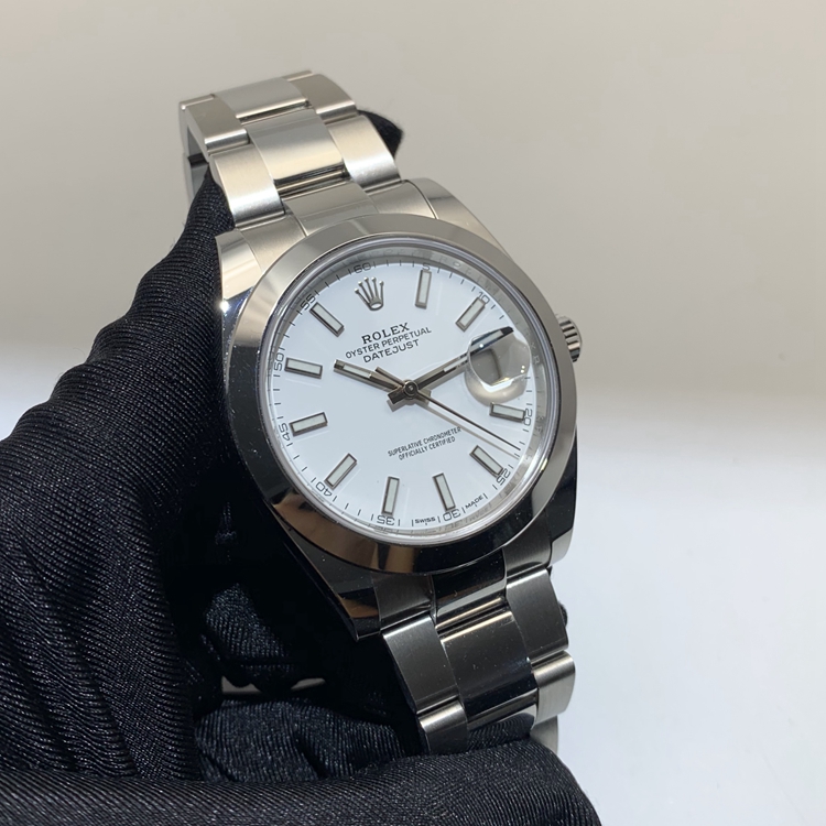 ROLEX 劳力士 日志型系列，126300-0005。41毫米表径，精钢表壳，白色面盘，3点位置防反光凸透式放大日历窗，3235自动上弦机械机芯，动力储备70小时。专柜定价：57400元。 单表无附件。