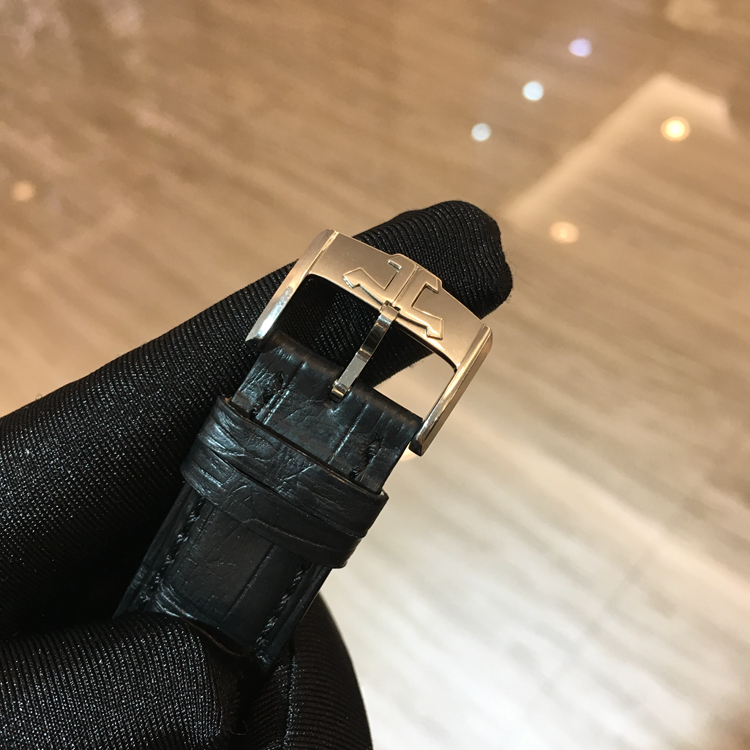 Jaeger-LeCoultre 积家 master 大师系列，50635SQ。42毫米表径，18K白金表壳，镂空珐琅面盘，指针式日期、月份、星期显示，月相显示、动力储备显示功能，Cal.876SQ手动上弦机械机芯，动力储备192小时，专柜定价：895000元。 单表无附件。