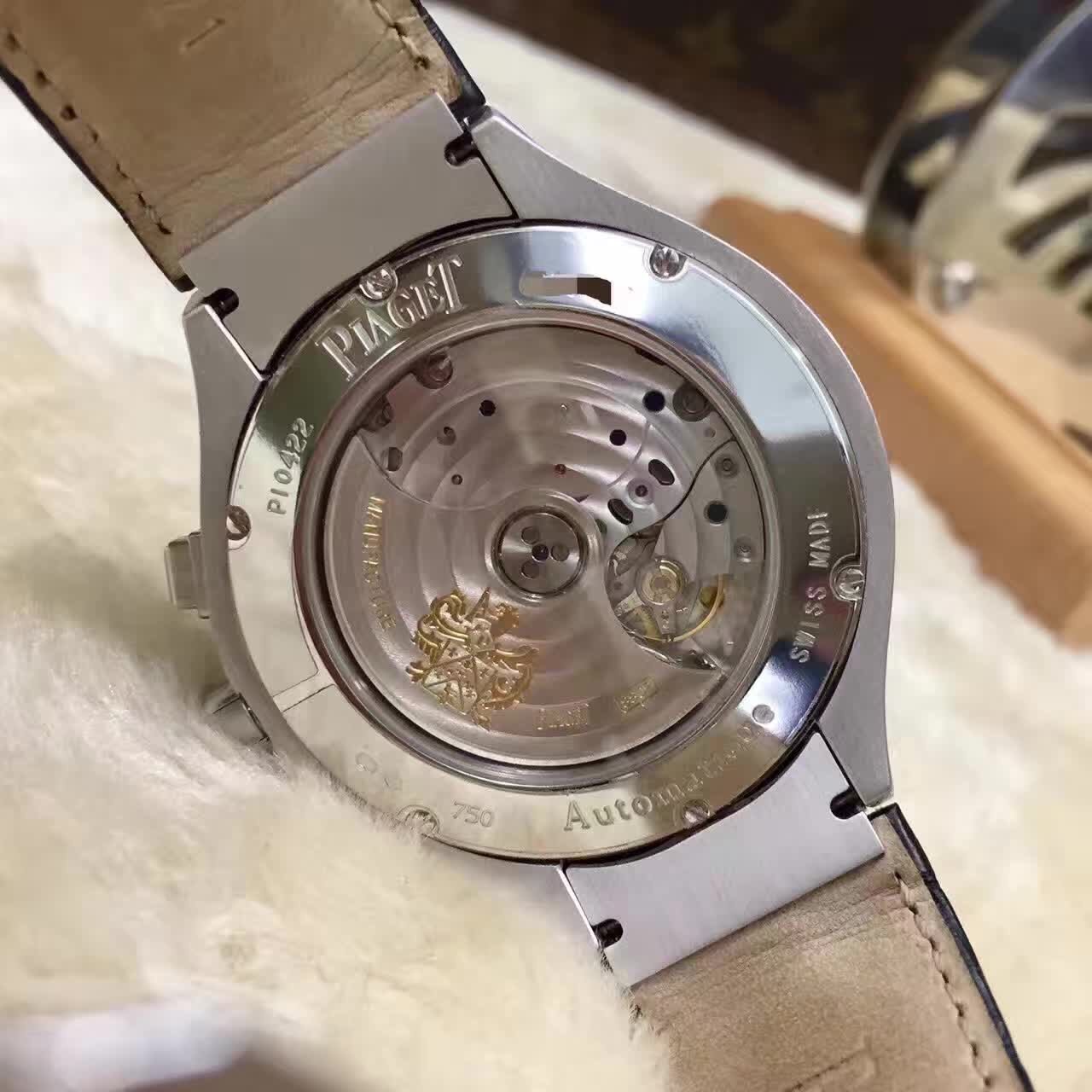 Piaget 伯爵 Polo系列，G0A32038，18K白金表壳，43毫米表径。表盘搭配18K白金时标。蓝宝石透视底盖。装配伯爵自制880P超薄自动上链机械机芯，备有小秒针，飞返计时功能，第二地时间显示与日期显示。