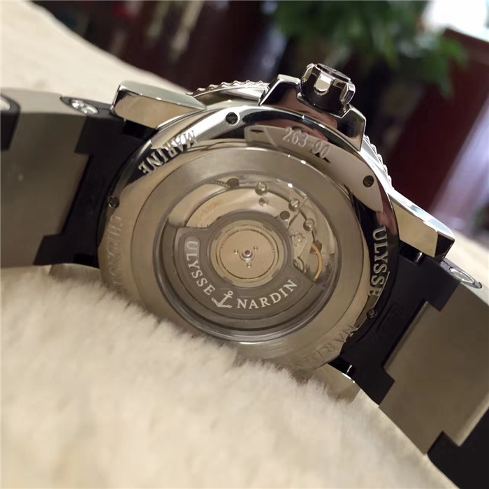 Ulysse Nardin 雅典航海系列，263-90-3/72。钛金属45毫米表径，背透自动机械，小三针，日历显示，动力储备显示，橡胶表带折叠扣。专柜定价：8300欧元。 未使用品全套附件齐全。