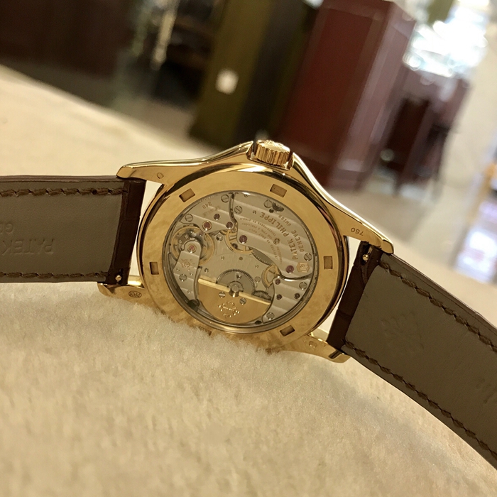 PATEK PHILIPPE 百达翡丽 复杂功能时计系列，5130J-001。39.5毫米表径，18K黄金表壳，雕花面盘，银白色太阳纹装饰盘心，金质立体时标，世界时功能，自产Caliber 240 HU自动上弦机械机芯，动力储备48小时。专柜定价：317700元。 单表附保卡说明书。